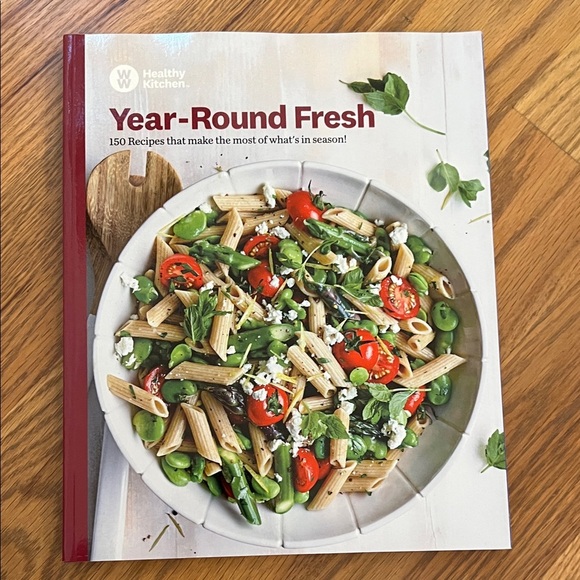WW Year-Round Fresh Cookbook Weight Watchers Soft Cover 150 Recipes 2018 - Picture 1 of 6